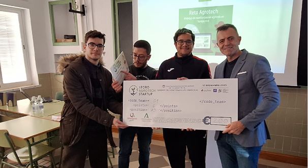 Equipo premiado posa con su cheque en el I Reto Agrotech