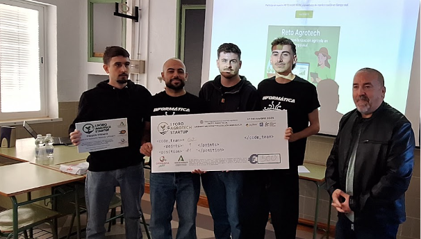 Equipo ganador recibe su cheque de premio en el I Reto Agrotech