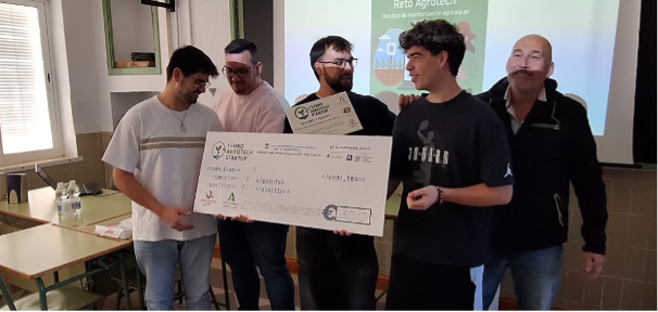 Entrega de premio a uno de los equipos del I Reto Agrotech