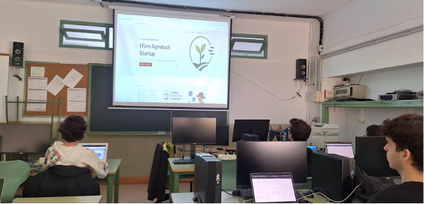 Presentación del I Reto Agrotech en un aula de informática